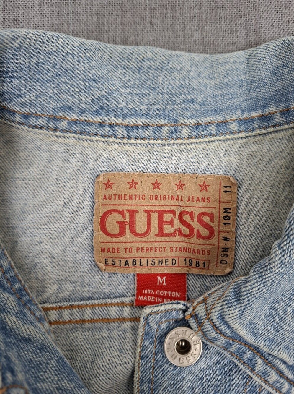 Guess 100% Cotton Light Wash Classic Denim Button Down Jean Jacket. Medium - Picture 5 of 8